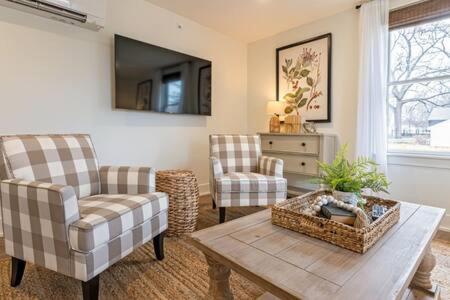 Downtown Luxury Farmhouse Apartment #4 West Dundee Экстерьер фото