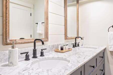 Downtown Luxury Farmhouse Apartment #4 West Dundee Экстерьер фото